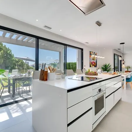 Villa New Luxury 4br Pool, Bbq Estepona